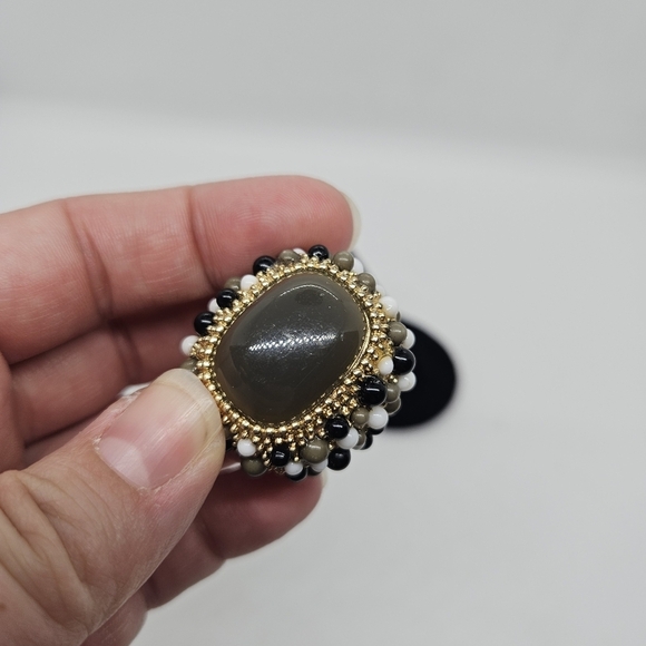 large stretch ring with gray-green cabochon and small black and white balls - Picture 5 of 5